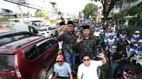 Pasangan Moch Anton dan Samsul Mahmud naik jip terbuka diiringi ribuan massa menuju KPU Kota Malang (Liputan6.com/Zainul Arifin)