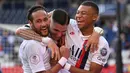 Penyerang PSG, Kylian Mbappe, merayakan gol yang dicetak Neymar ke gawang Waasland-Beveren pada laga uji coba di Parc des Princes Stadium, Sabtu (18/7/2020) dini hari WIB. PSG menang telak 7-0 atas Waasland-Beveren. (AFP/Anne-Christine Poujoulat)