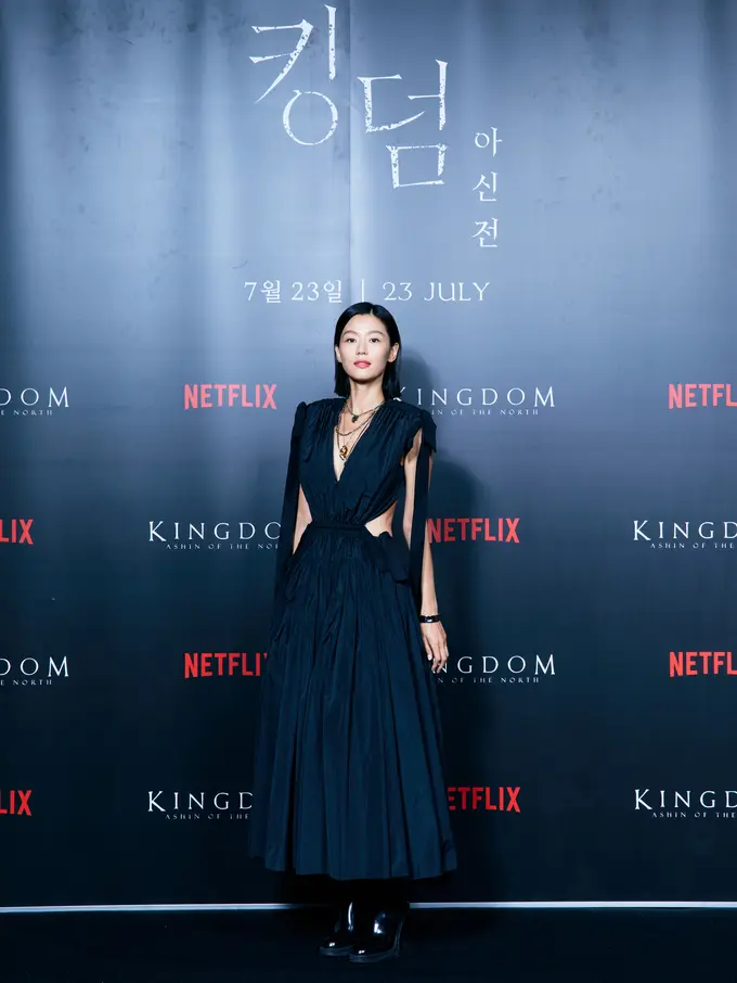 Jun Ji Hyun daam konferensi pers Kingdom: Ashin of the North. (Foto: Netflix)