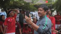 Pelatih Timnas U-19 Indonesia, Indra Sjafri memotret aksi anak asuhnya saat mengikuti lomba menyambut HUT RI ke-72 di Yogyakarta, (17/8/2017). Yogyakarta menjadi pilihan Timnas U-19 untuk melakukan TC. (Bola.com/Ronald Seger)