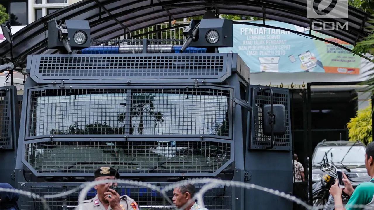 Kawat Berduri di Depan KPU