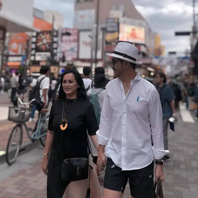6 Potret Manis Ferry Salim dan Istri, 26 Tahun Bersama Jauh dari Gosip Miring