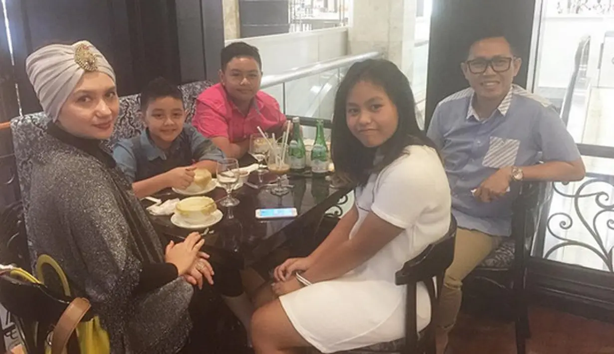 "Resep kita sih yang semua orang juga melakukan, kita saling percaya. Mas Eko tau saya seneng main sama cowok dari dulu, dia juga yaudah. Mas Eko juga ke temen-temen cewek gampang bergaul saya nggak cemburu," ujar Viona di kantor Ekomando.