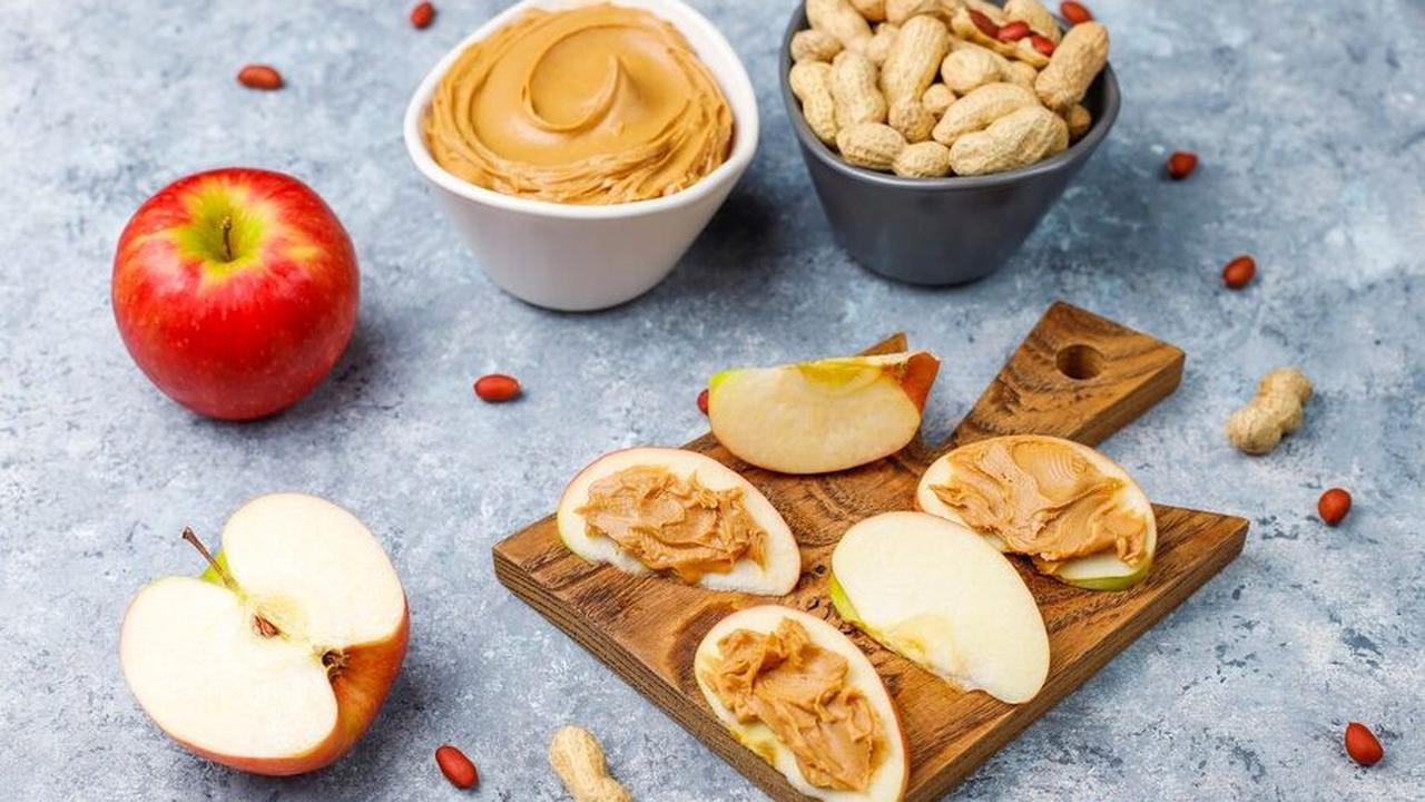 Menurut Healthline, menggabungkan irisan apel dengan selai kacang sangat menguntungkan bagi penderita diabetes.