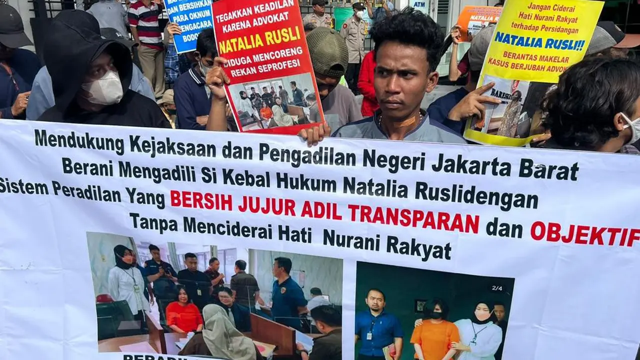 Massa aksi mewarnai sidang Perdana Kasus dugaan penipuan dan penggelapan Advokat Natallia Rusli Di depan Pengadilan Negeri Jakarta Barat (PN Jakbar), Senin (10/4) (Istimewa)