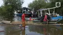 Aktivitas warga di pantai Marunda dan kawasan Si Pitung, Jakarta, Kamis (9/12/2021). Di beberapa titik masih tergenang akibat banjir rob (air laut pasang) dan gelombang  pasang air laut merupakan masalah serius yang dihadapi beberapa wilayah pesisir di Indonesia. (merdeka.com/Imam Buhori)