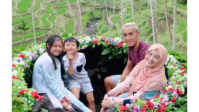 7 Momen Liburan Okie Agustina Bersama Keluarga Ke Bali
