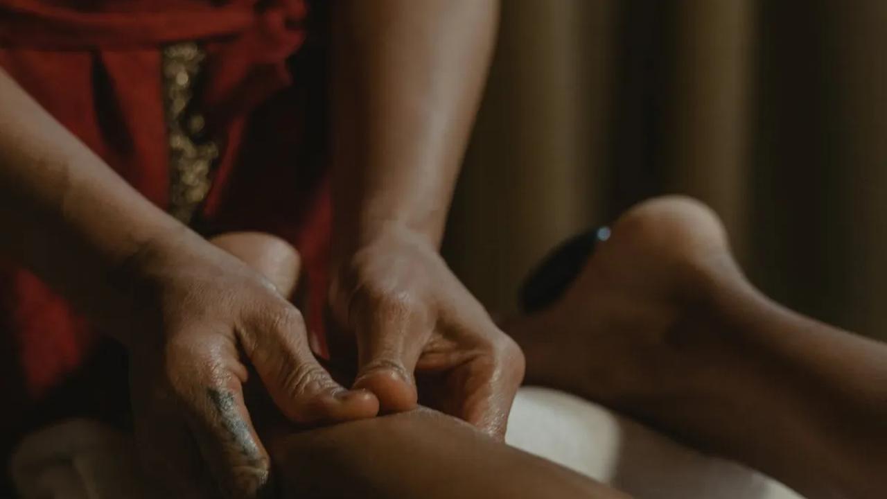 Dr. Ade menekankan bahwa tindakan pencegahan dan perawatan awal yang tepat sangat penting dalam merawat cedera pada tubuh, dan pemijatan harus dilakukan dengan ekstra hati-hati sesuai dengan prosedur yang benar.<br>