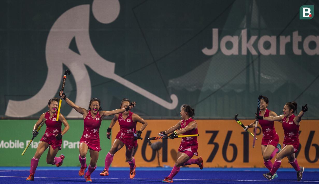 Atlet hoki Jepang merayakan kemenangan 2-1 atas India pada laga final Asian Games XVIII di Lapangan Hoki Senayan, Jakarta, Jumat (31/8/2018). (Bola.com/Vitalis Yogi Trisna)