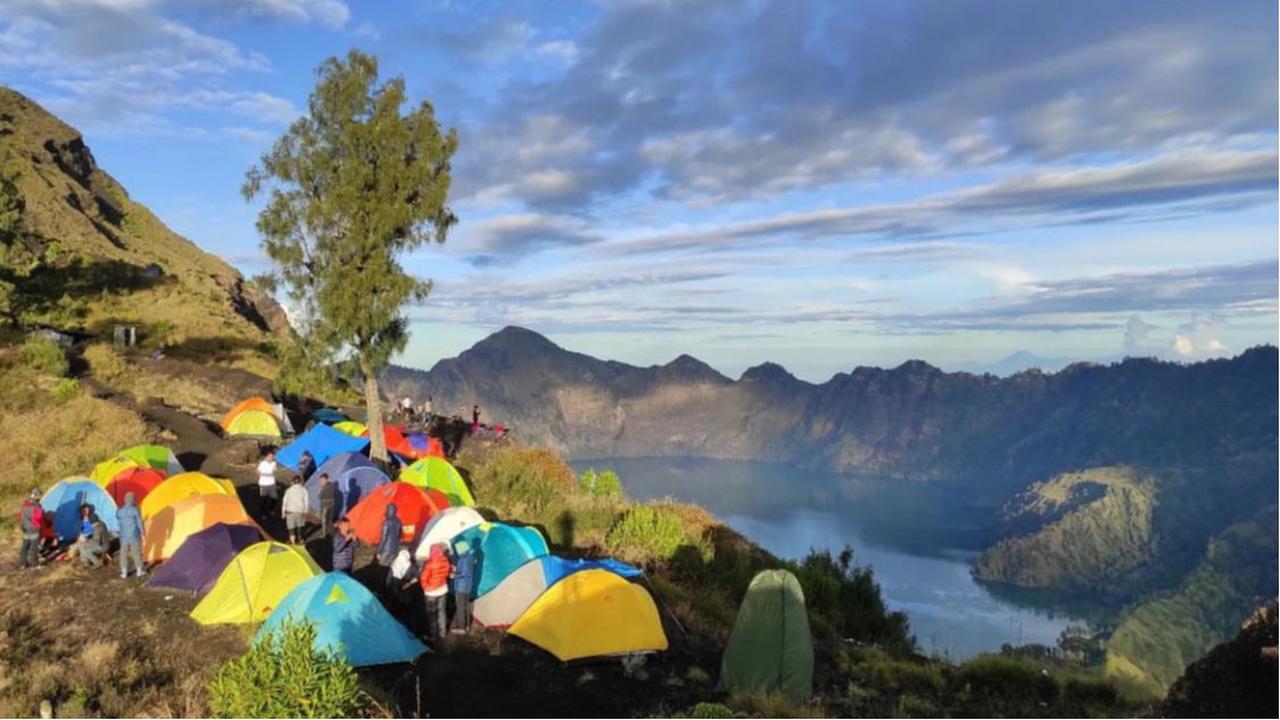 Gunung Barujari merupakan anak Gunung Rinjani di Lombok, NTT