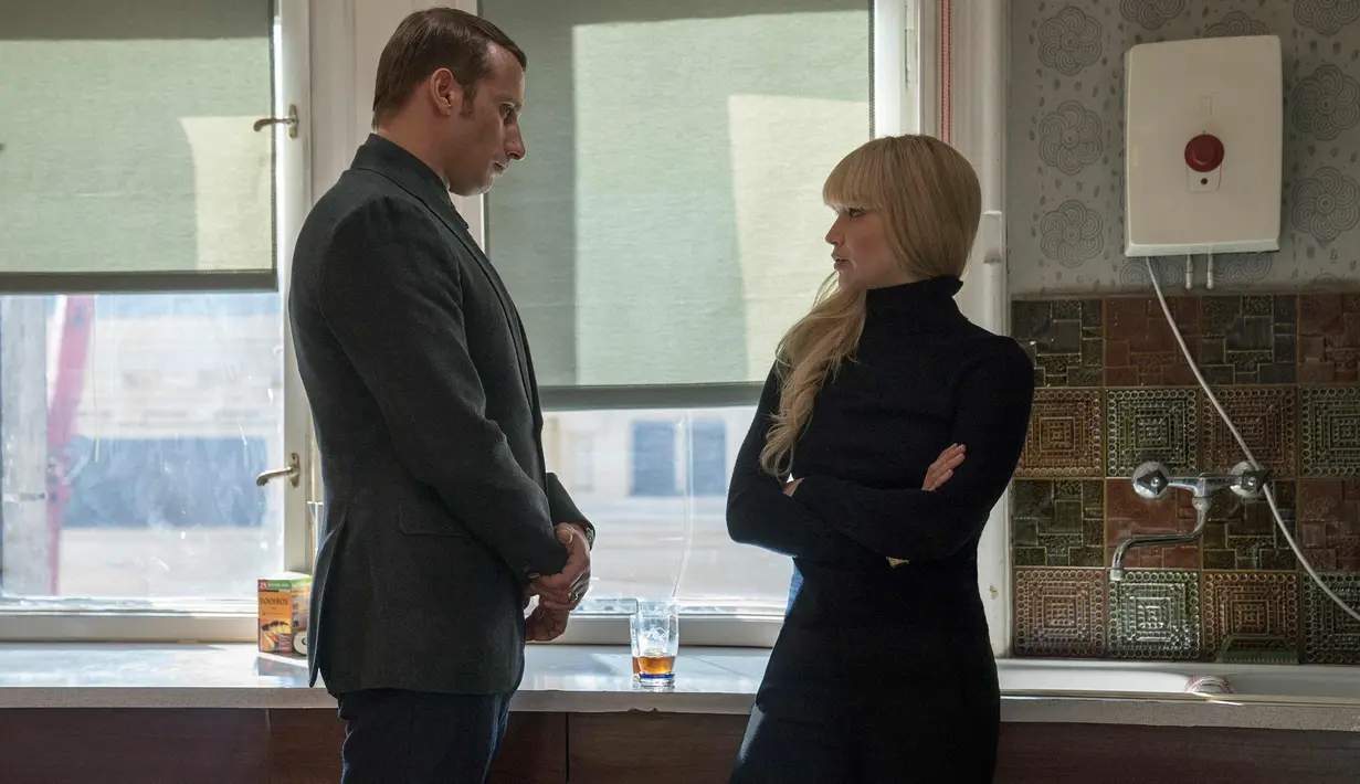 Aktris Jennifer Lawrence saat beradegan dengan aktor Matthias Schoenaerts dalam film terbarunya "Red Sparrow." Red Sparrow tayang di jaringan bioskop Tanah Air mulai 28 Februari 2018. (Murray Close/Twentieth Century Fox via AP)