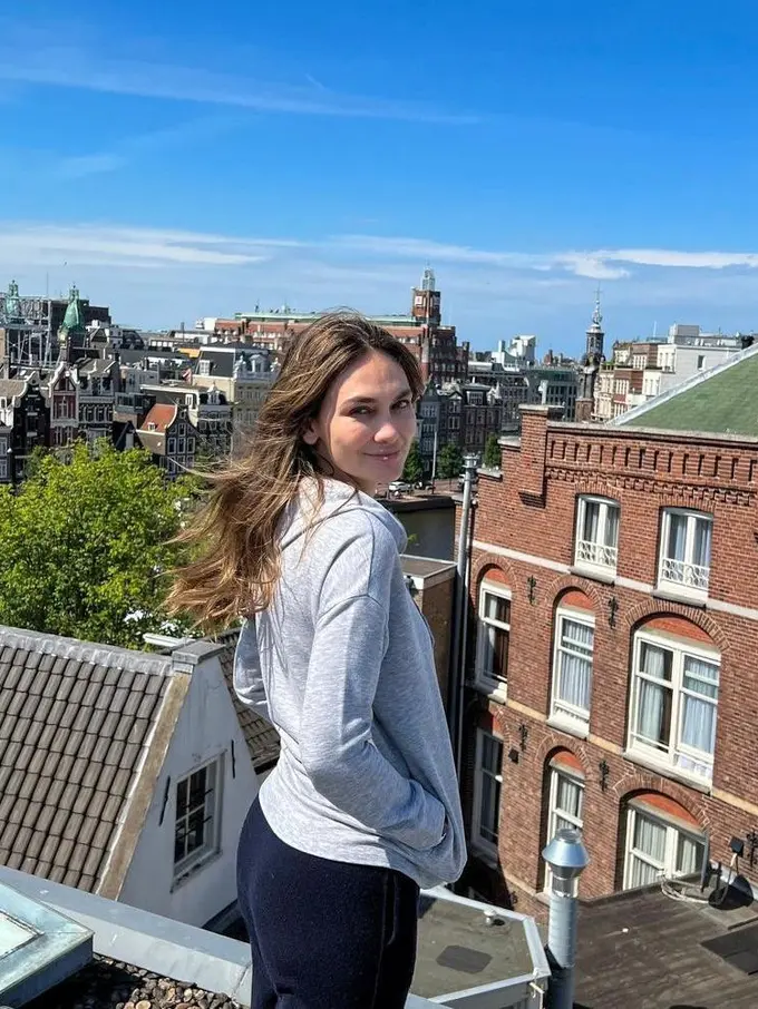 11 Potret Luna Maya Liburan di Amsterdam dan Paris, Tetap Memesona dengan Outfit Casual