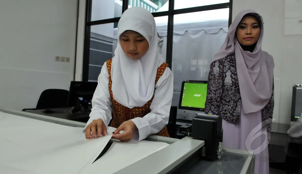 Salah satu pengajar mengawasi siswi yang sedang menggunting pola gaun muslim di sela-sela peresmian Sekolah Fashion SMK NU Banat, Kudus, Jawa Tengah, Rabu (11/3/2015). (Liputan6.com/Panji Diksana)