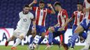 Penyerang Argentina, Lionel Messi, berusaha melewati pemain Paraguay pada laga kualifikasi Piala Dunia 2022 zona CONMEBOl di Stadion La Bombanera, Jumat (13/11/2020) pagi WIB. Argentina imbang 1-1 oleh Paraguay. (Juan Roncoroni, Pool via AP)
