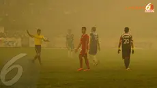 Wasit terpaksa menghentikan pertandingan yang tersisa 5 menit lagi karena asap dari kembang api yang menutupi penglihatan para pemain di lapangan (Liputan6.com/Helmi Fithriansyah).