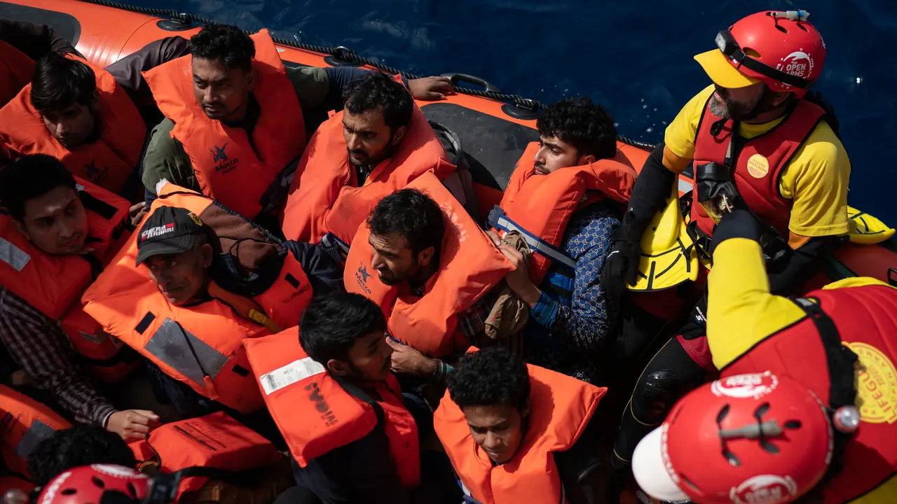 Naiki Perahu Karet, Pengungsi dan Imigran Ini Berniat Menuju Eropa