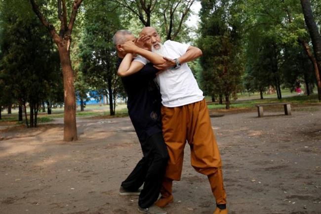 Kakek Langsing sedang bertanding Kungfu bersama seorang rekannya | Photo: Copyright reuters.com