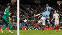 Gelandang Manchester City, Fabian Delph saat cetak gol ke gawang Steaua Bucuresti (Foto: AFP)