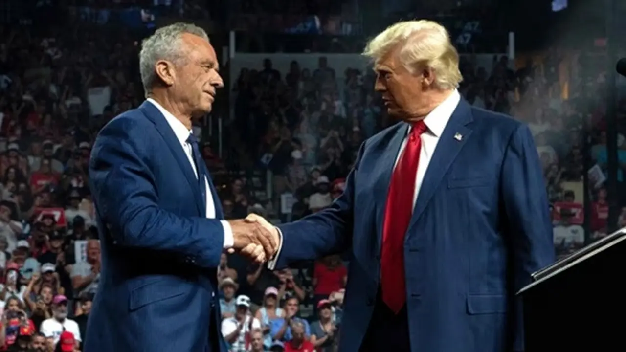 Donald Trump dan Robert F. Kennedy Jr. berjabat tangan selama kampanye di Desert Diamond Arena pada 23 Agustus 2024 di Glendale, Arizona, Amerika Serikat.