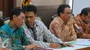 Salah satu anggota DEN memaparkan hasil sidang ke 19 di Kementrian ESDM, Jakarta, Senin (14/11). Sidang tersebut membahas perkiraan pencapaian target energi baru terbarukan dalam Rencana Umum Energi Nasional pada tahun 2017. (Liputan6.com/Angga Yuniar)