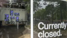 Sepeda VanMoof dipajang di kantor pusat perusahaan di Amsterdam, Belanda, Selasa, 18 Juli 2023. Pembuat sepeda listrik Belanda VanMoof telah dinyatakan bangkrut. (AP Photo/Peter Dejong)