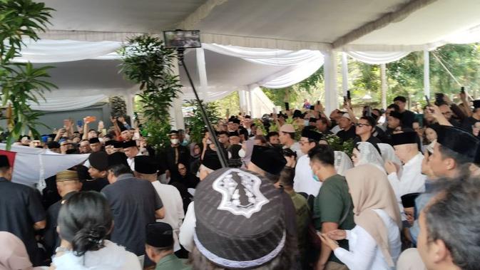 Ratusan Warga Antarkan Jenazah Alex Noerdin ke Tempat Peristirahatan Terakhir