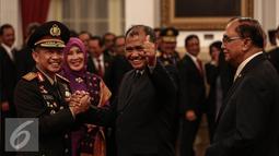 Ketua KPK, Agus Rahardjo memberi selamat kepada Kapolri Tito Karnavian usai pelantikan di Istana Negara, Jakarta, Rabu (13/7). Tito Karnavian resmi menjadi Kapolri menggantikan Jenderal Badrodin Haiti. (Liputan6.com/Faizal Fanani)