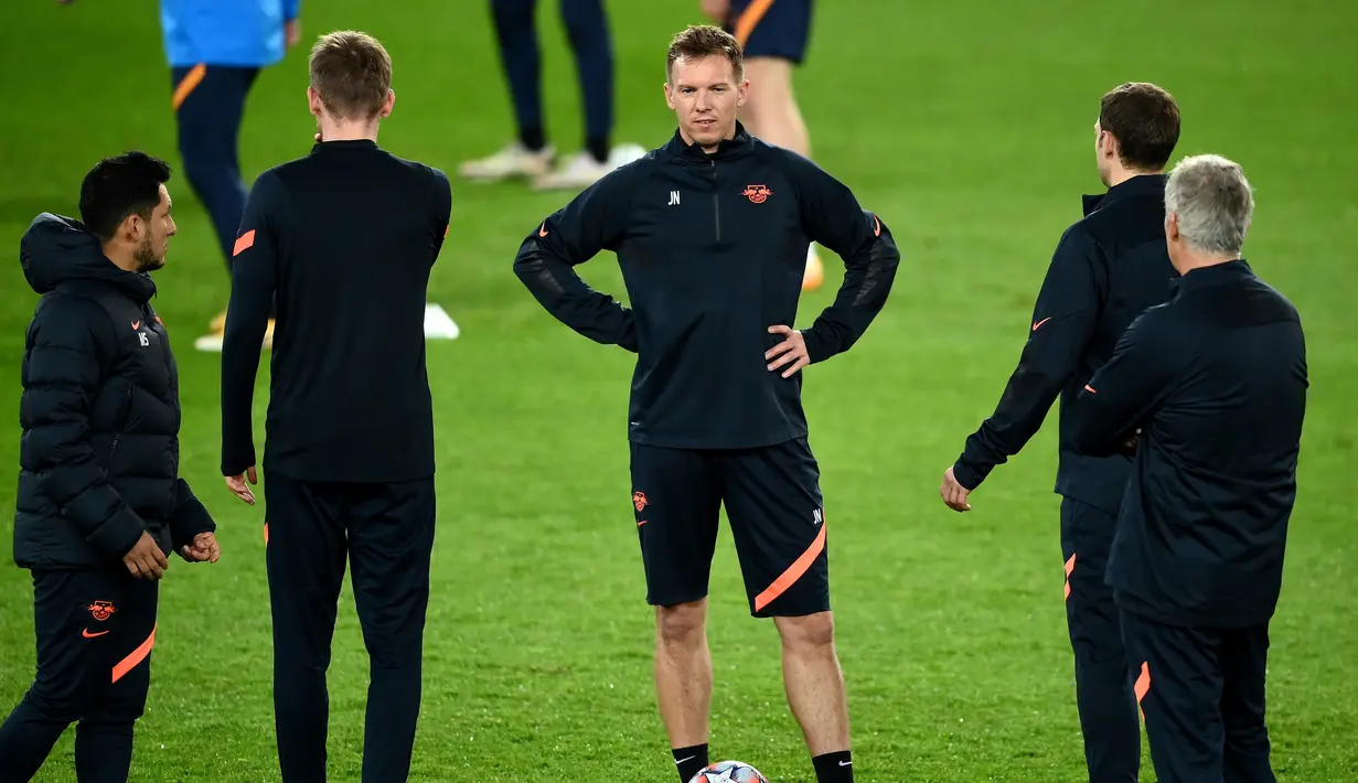Pelatih RB Leipzig Julian Nagelsmann (tengah) berbicara dengan para pemain selama sesi latihan di stadion Parc des Princes di Paris (23/11/2020). Leipzig akan bertanding melawan PSG pada Grup H Liga Champions. (AFP/Franck Fife)