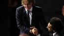 Gelandang Real Madrid asal Kroasia, Luka Modric berjabat tangan dengan pemain Liverpool, Mohamed Salah setelah dinobatkan sebagai pemain terbaik UEFA saat acara pengundian Liga Champions di The Grimaldi Forum di Monaco, (30/8). (AFP Photo/Valery Hache)