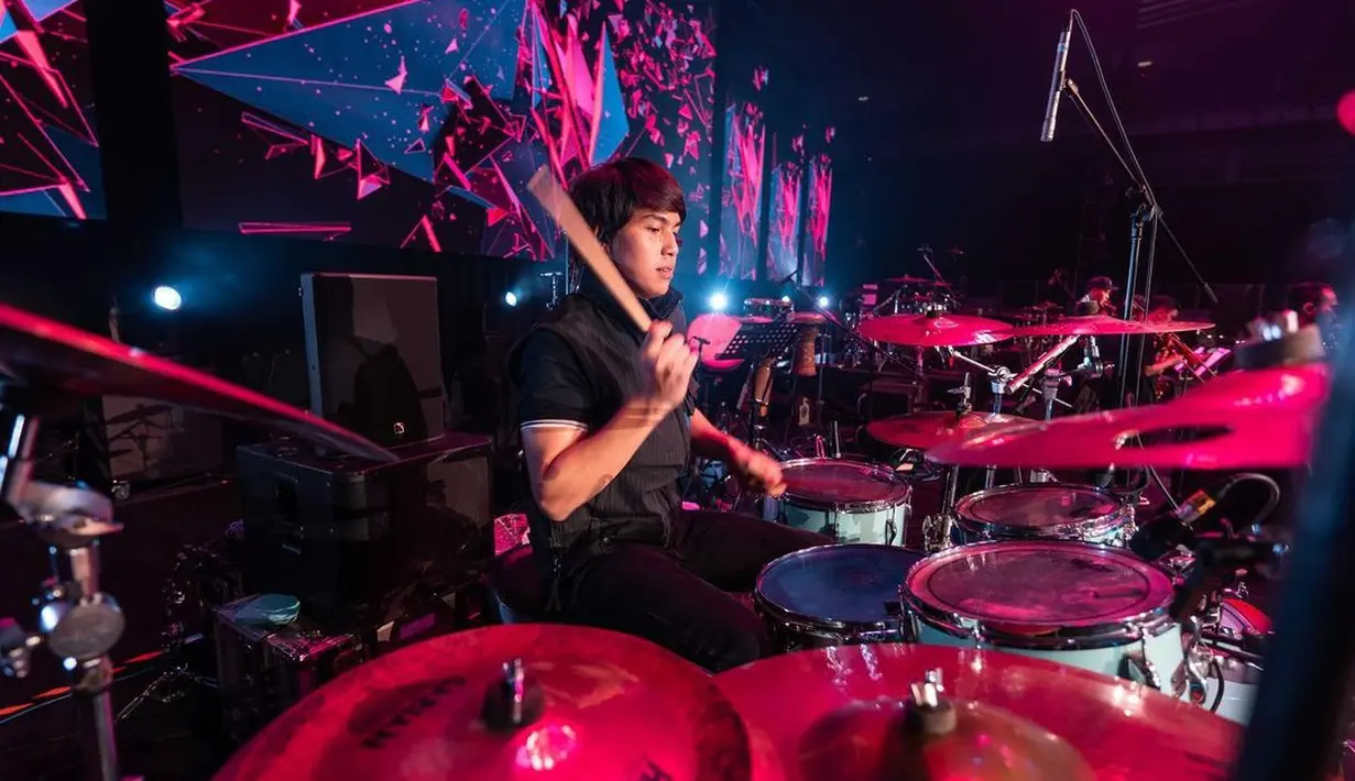 Begini gaya El Rumi saat bermain drum, bikin para wanita meleleh hatinya. (Foto: Instagram/@elelrumi)