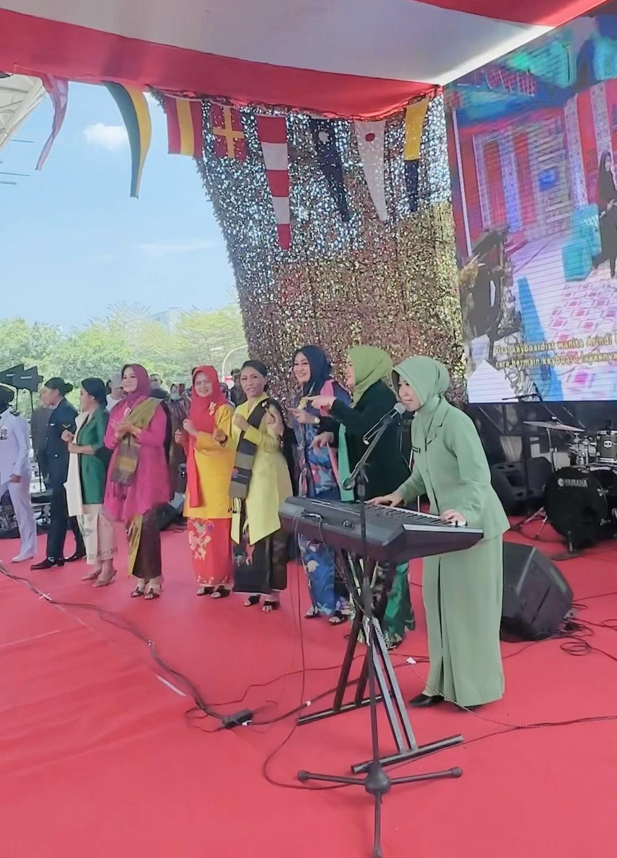 Sosok Arindi Putry Konawe, Persit yang Jadi Sorotan Usai Main Organ Piano Remix di HUT TNI-79