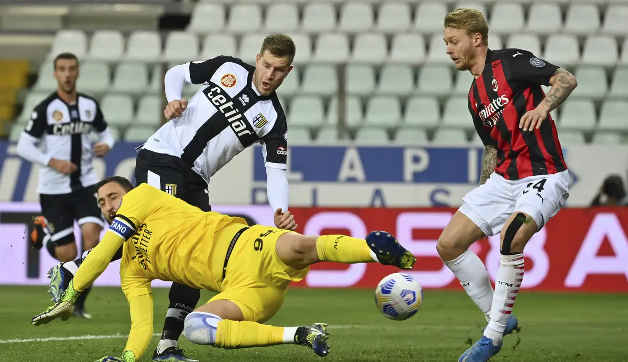 Bek Parma, Riccardo Gagliolo (kiri) melepaskan tendangan yang gagal diantisipasi kiper AC Milan, Gianluigi Donnarumma yang berbuah gol dalam laga lanjutan Liga Italia 2020/2021 pekan ke-30 di Ennio-Tardini Stadium, Parma, Sabtu (10/4/2021). Parma kalah 1-3 dari AC Milan. (LaPresse via AP/Spada)