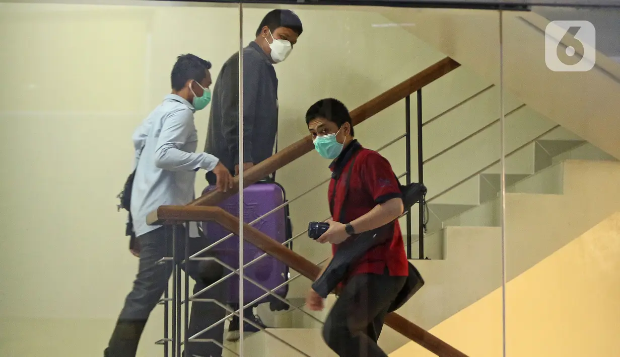 Bupati Kuantan Singingi (Kuansing) Andi Putra (tengah) saat tiba di Gedung KPK, Jakarta, Rabu (20/10/2021). KPK menangkap Andi Putra dan menetapkannya sebagai tersangka terkait kasus dugaan korupsi perpanjangan izin HGU sawit di Kabupaten Kuansing. (Liputan6.com/Herman Zakharia)