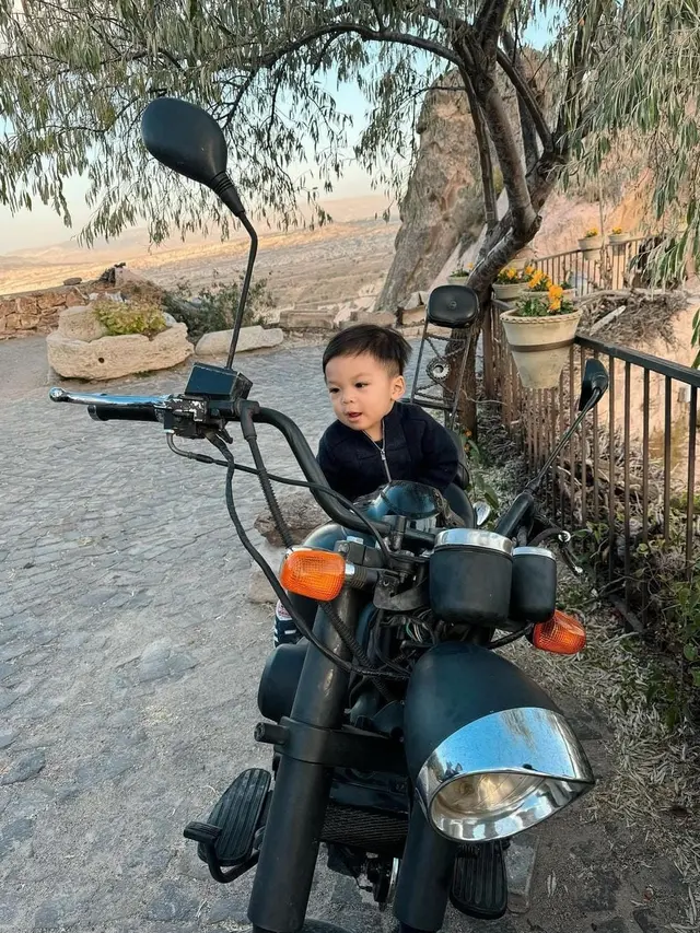 Baby Issa anak Nikita Willy tampil stylish saat liburan di Turki