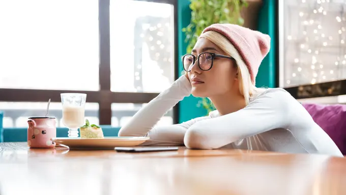 wanita oktober makin overthinking