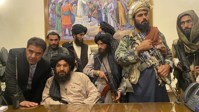 Pejuang Taliban menguasai Istana Kepresidenan Afghanistan di Kabul, Afghanistan, Minggu (15/8/2021). Taliban menduduki Istana Kepresidenan Afghanistan dengan puluhan anggota bersenjatanya. (AP Photo/Zabi Karimi)