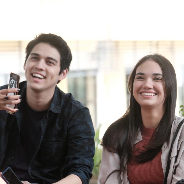 Pengalaman Pertama Maxime Bouttier Jadi Sutradara Di Kain Kafan Hitam News Entertainment Fimela Com