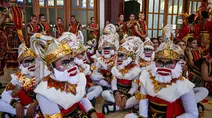 Kemeriahan Festival Remo Yosakoi di Surabaya