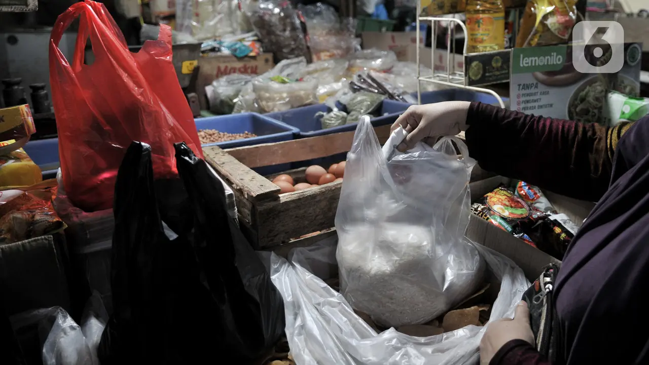 Kantong Plastik Masih Marak di Pasar Tebet