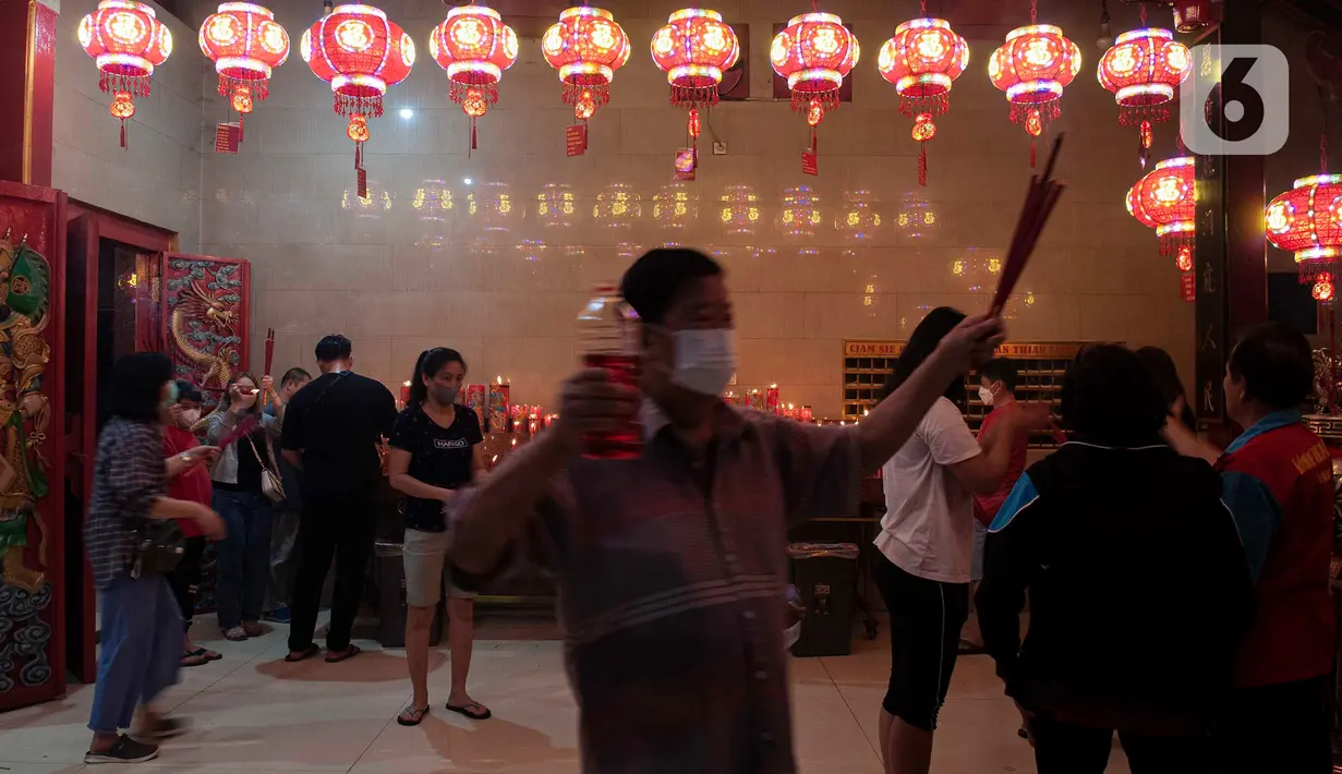 Warga keturunan Tionghoa berkumpul jelang perayaan Cap Go Meh di Klenteng Hok Lay Kiong Bekasi, Jawa Barat, Sabtu (4/2/2023). Perayaan Cap Go Meh akan digelar dengan pawai atraksi barongsai, patung dewa, hingga naga-naga dengan rute pawai itu dari Jalan Mayor Oking-Lampu Merah Kartini-Juanda-Agus Salim-Jalan Perjuangan-Juanda dan kembali lagi ke Jalan Mayor Oking. (merdeka.com/Imam Buhori)