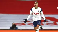 Pemain Tottenham Hotspur, Erik Lamela, melakukan selebrasi usai mencetak gol ke gawang Arsenal pada laga Liga Inggris di Stadion Emirates, Minggu (14/3/2021). Arsenal menang dengan skor 2-1. (Dan Mullan/Pool via AP)