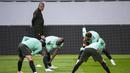Pelatih Portugal, Fernando Santos, memperhatikan pemainnya saat sesi latihan jelang berlaga di UEFA Nations League 2020 di Friends Arena, Swedia, Selasa (8/9/2020). Portugal akan berhadapan dengan Swedia. (AFP/Jonathan Nackstrand)