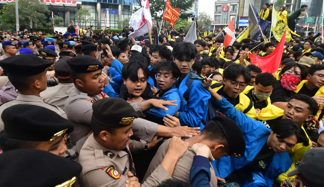 Massa mahasiswa terlibat aksi dorong dengan petugas kepolisian saat aksi BEM UI  di Jalan MH Thamrin, Jakarta, Selasa, 18 Agustus 2026. (KLY/ Arie Basuki)