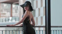 Vicy Melanie memang dikenal modis dan ahli berpose di depan kamera. Dirinya kerap digaet menjadi model majalah, pakaian, hingga kecantikan. Tak heran, Kevin Aprilio jatuh hati dengannya. Kevin melamar Vicy Melanie di hamparan salju di Korea pada Januari 2019 lalu. (Liputan6.com/IG/@vicymelanie)