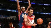 Jamal Murray (depan) menyumbang 36 poindan memenangi gelar MVP saat Tim Dunia mengalahkan Tim Amerika Serikat pada BBVA Rising Stars Challenge, Jumat (17/2/2017) waktu setempat atau Sabtu (18/2/2017) pagi WIB. (NBA.com)