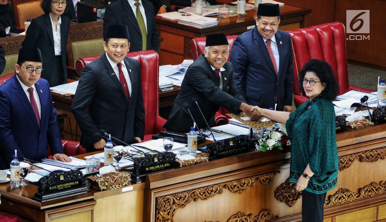 Menteri Kesehatan Nina Moelok bersalaman dengan Wakil Ketua DPR RI Agus Hermanto saat Rapat Paripurna di Kompleks Parlemen, Senayan, Jakarta, Rabu (13/2). Agenda utama rapat untuk pengambilan keputusan terhadap RUU Kebidanan. (Liputan6.com/JohanTallo)