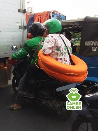 7 Momen Ngakak Penumpang Maksa Naik Ojek Online