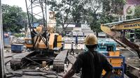 Pekerja dari Dinas Sumber Daya Air (SDA) Provinsi DKI Jakarta menggunakan kendaraan alat berat saat menyelesaikan proyek normalisasi Kali Ciliwung di Jalan Gunung Sahari, Jakarta Pusat, Senin (22/8/2022). Pemprov DKI Jakarta melalui Dinas SDA memastikan program normalisasi Kali Ciliwung terus berjalan dengan prioritas di lokasi aliran utama sungai dan tujuh kelurahan yang merupakan titik rawan banjir. (merdeka.com/Iqbal S. Nugroho)