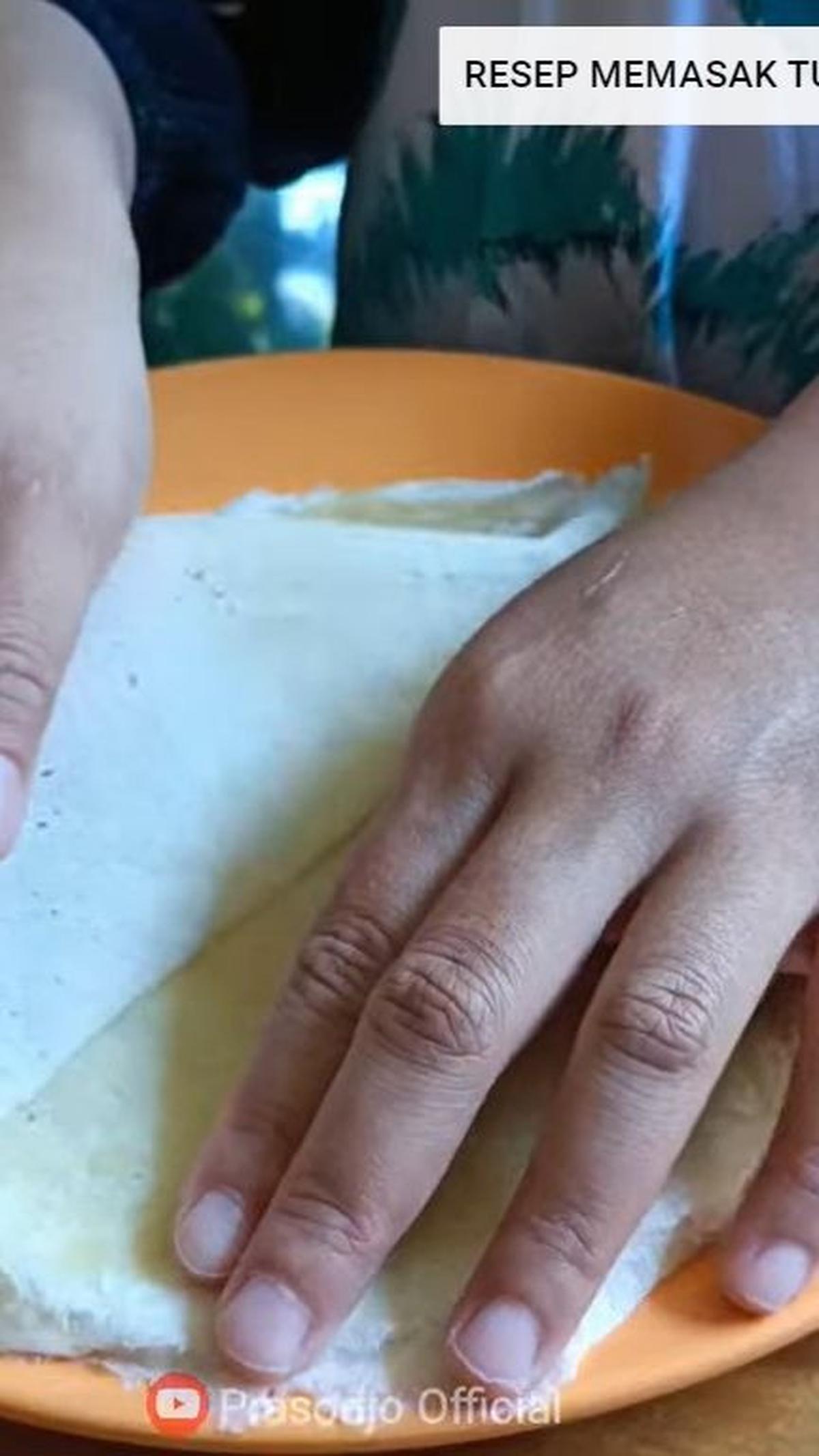 Pisahkan Kulit Lumpia Satu per Satu