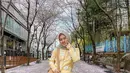 Cocok buat outfit ke kampus, padukan floral cardigan warna kuning dengan plisket skirt warna beige. Untuk sepatu, kamu bisa memilih flat shoes warna senada dengan skirt kamu. (Instagram/biancakartika).